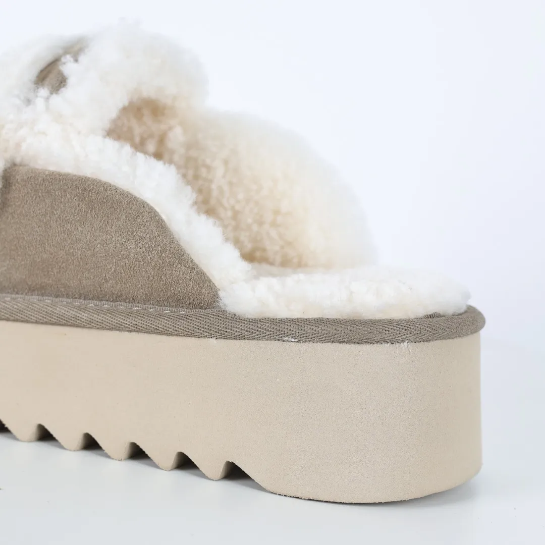 Pick up locally 💰580 Core recommended good price It is a very suitable choice for home furnishings. In the new year, uug launched a series of styles, which are partial to the preferences of young consumers and have also moved to the forefront of fashion trends. Shoe body material: water-repellent coated suede upper, 17 mm UGGPURE™ implantable wool insole, lightweight non-slip and comfortable rubber outsole, with brand LOGO and trademark, with full packaging Size: 35 36 37 38 39 40